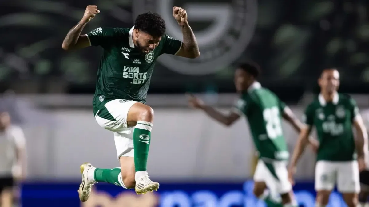 Com gol de Cadu, Goiás vence o Criciúma e assume a liderança da Série B no aniversário do clube