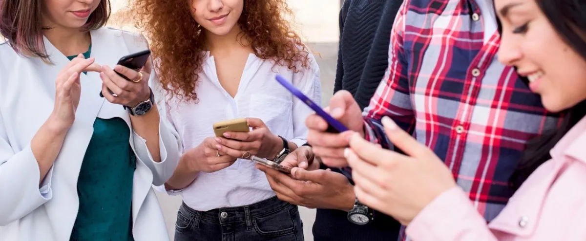 O Paradoxo da Conexão: Por que a tecnologia nos aproximou, mas nos deixou mais sozinhos?